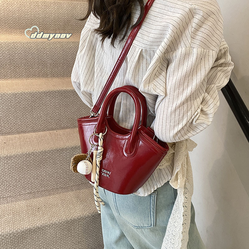 2025 Spring New High-End Niche Handheld Bucket Versatile Commuter Shoulder Crossbody Bag for Women ddmynov ddmynov