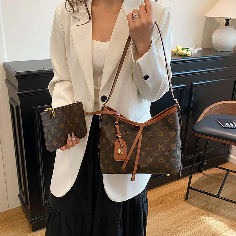 Tote High-End Large Capacity for Women College Students 2025 New Versatile Office Commuter Shoulder Bag