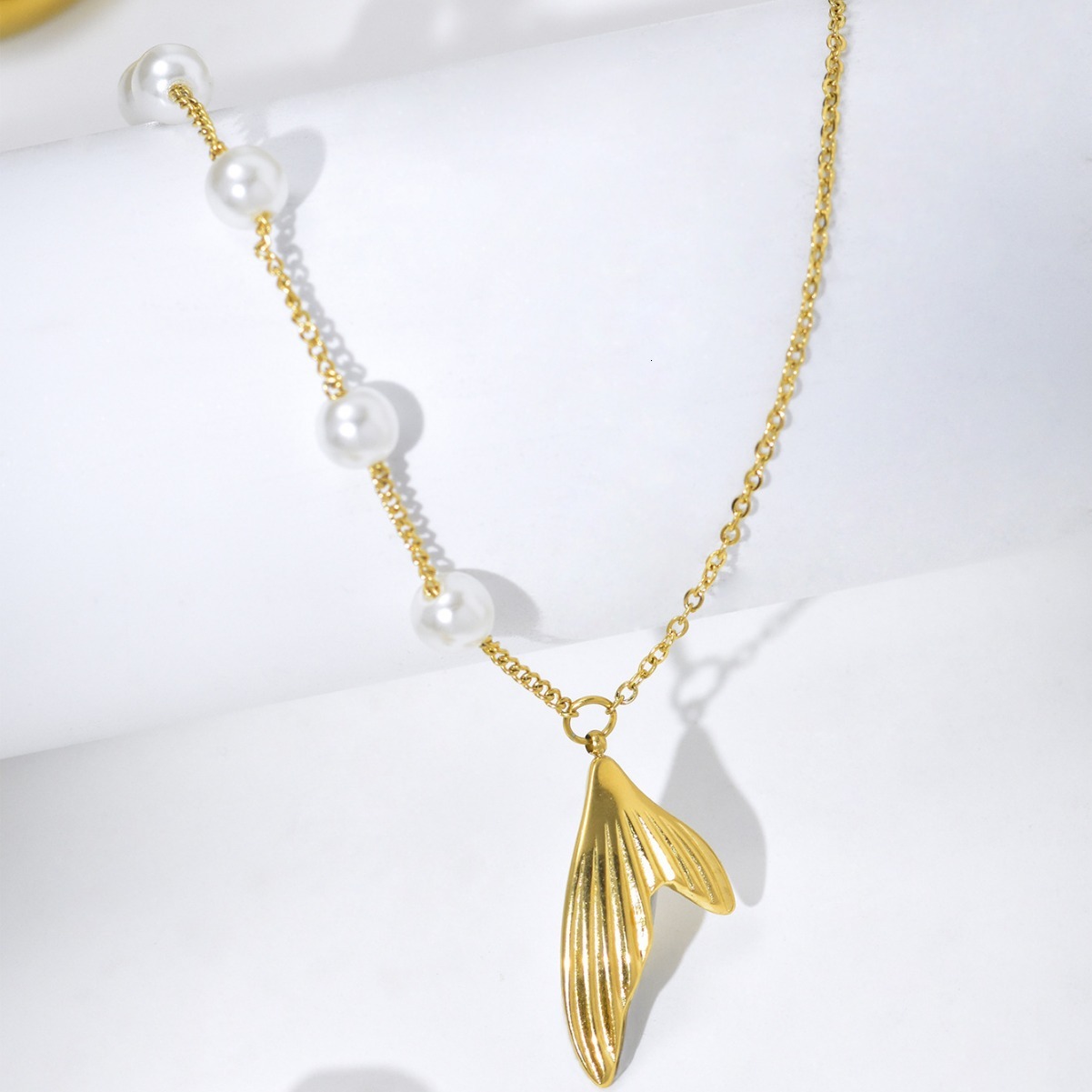 Light Style Pearl Fish Tail Necklace for Women Design High-end Titanium Steel Non-fading Jewelry