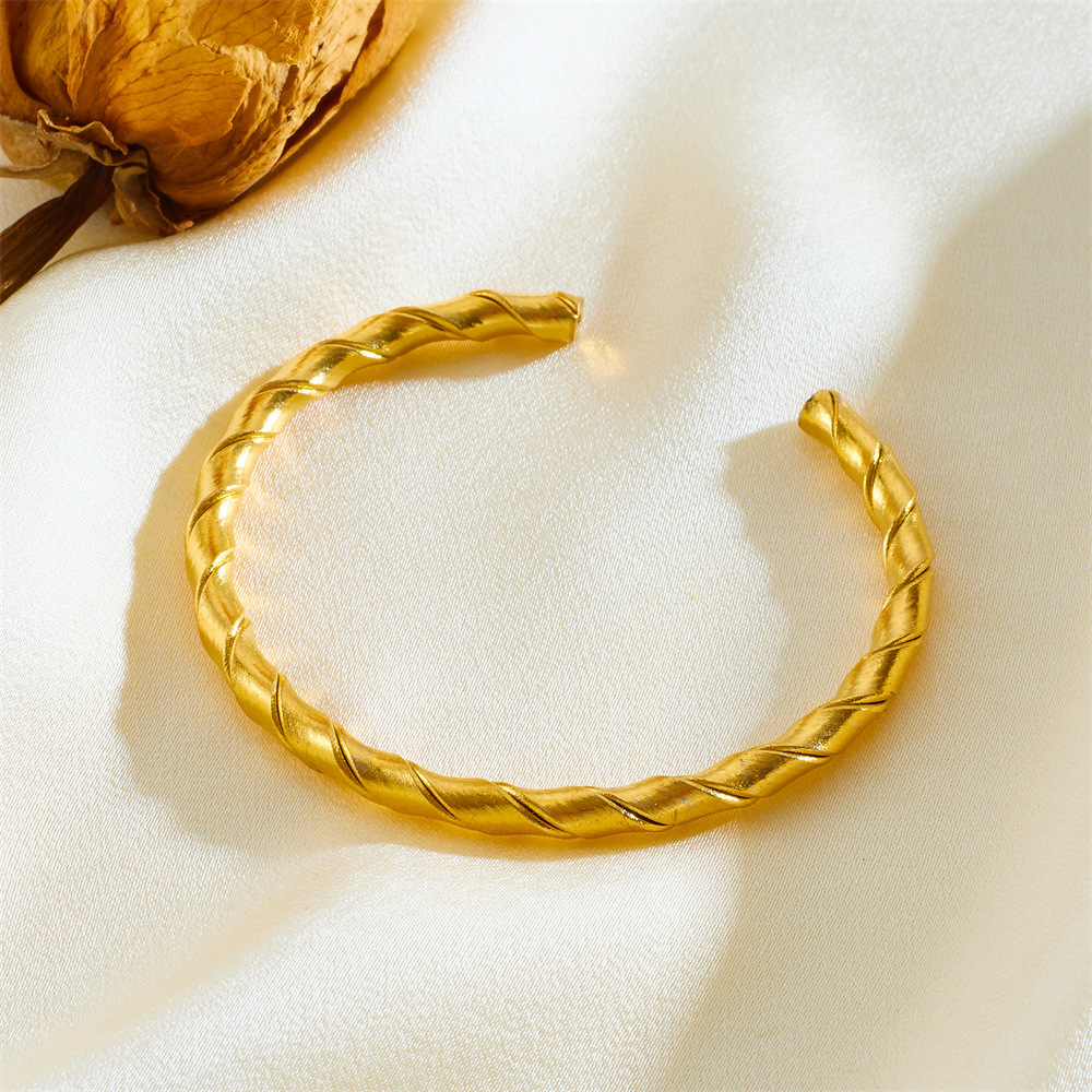 Trendy Fashion Simple Unique Design Braided Bracelet for Women Titanium Steel High-end Non-fading Jewelry