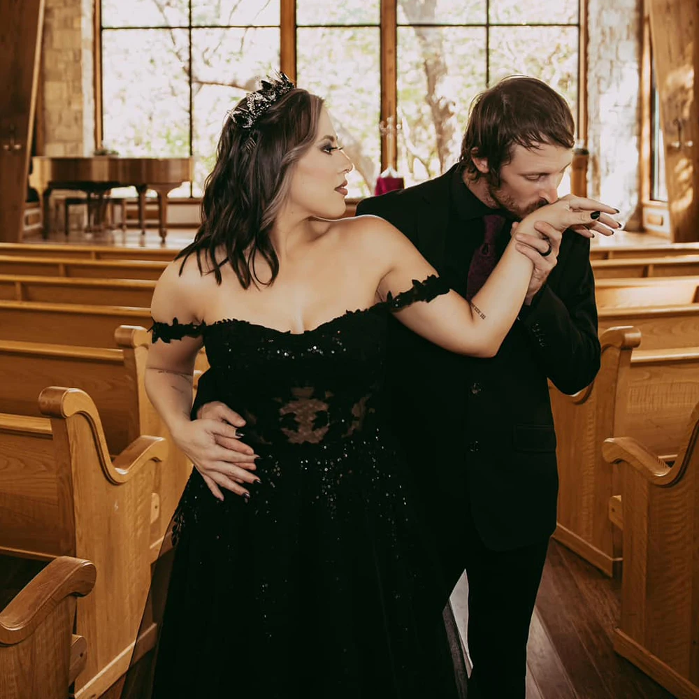 Black Sequined Gothic Wedding Dress Off-Shoulder Lace Appliques A-Line Long Bridal Gown Sweetheart Sleeveless Garden Vestido De Novia