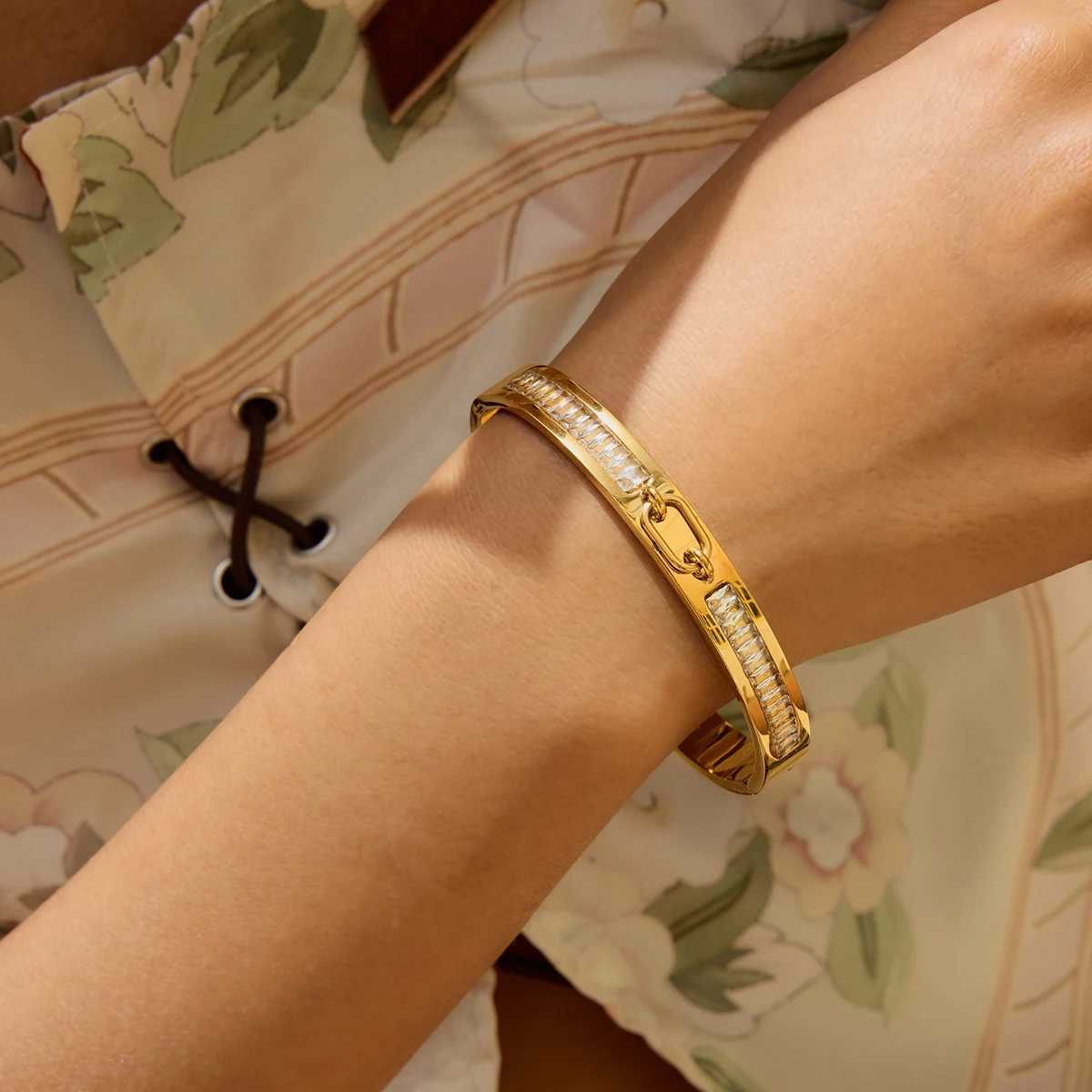 Youthway Zirconia Round Metal Bangle Stainless Steel Wrist Jewelry New Waterproof Trendy Bangle Wholesale Z250616