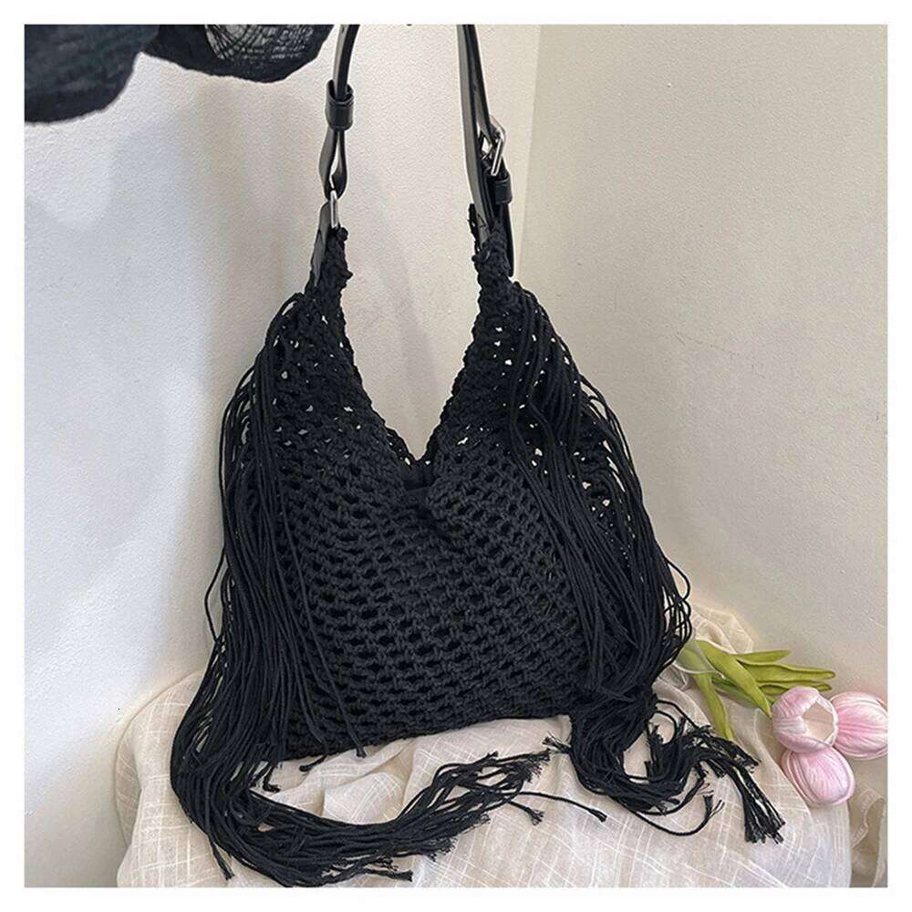 Women's Spring New Simple Hollow Woven Bohemian Tassels Tote Casual Vacation Style Single Shoulder Beach Bag