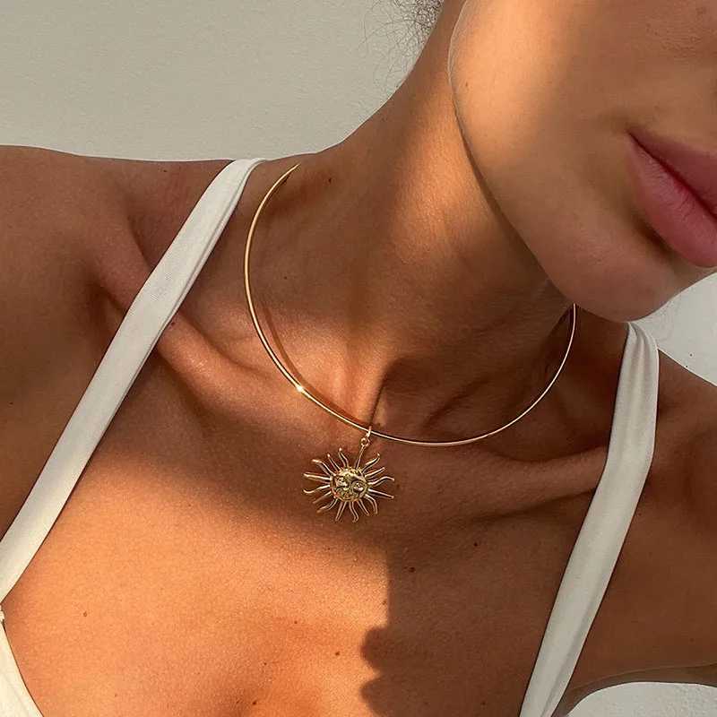 Vintage Smooth Golden Metal Thin Choker Necklace for Women New Sun Pendant Necklace Torques Summer Neck Chain Jewelry W250616