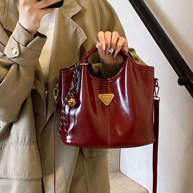 Fashionable hand-held oil wax leather small square for women, Korean version Instagram trend, versatile single-shoulder bag