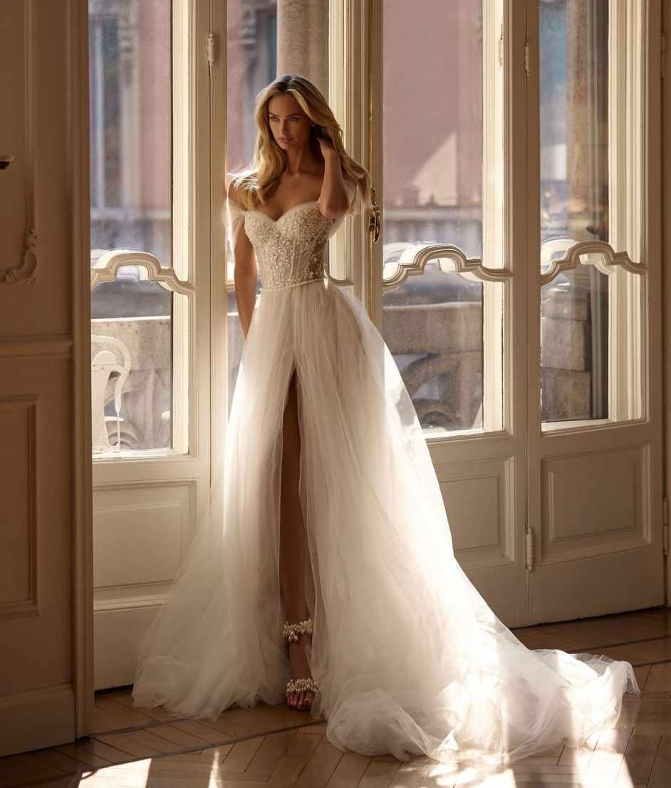 Classic A Line Women Wedding Dress Off Shoulder Sleeveless Bridal Gowns Appliques Split Side Sweep Train Dress Custom Made vestidos de novia