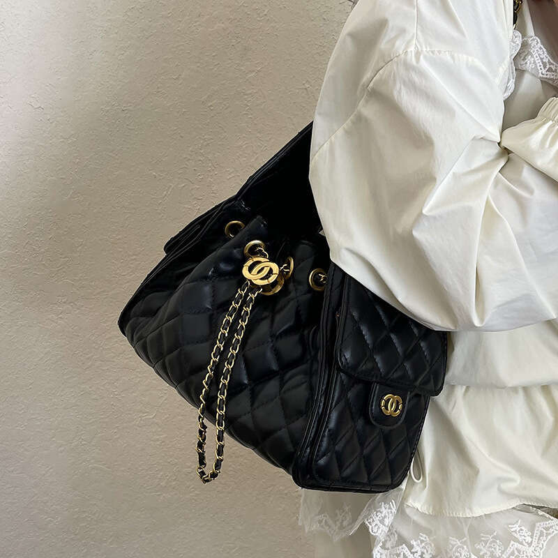 High-End Commuter Shoulder Underarm for Women 2025 New Large Capacity Quilted Bucket Fashion Tote Bag