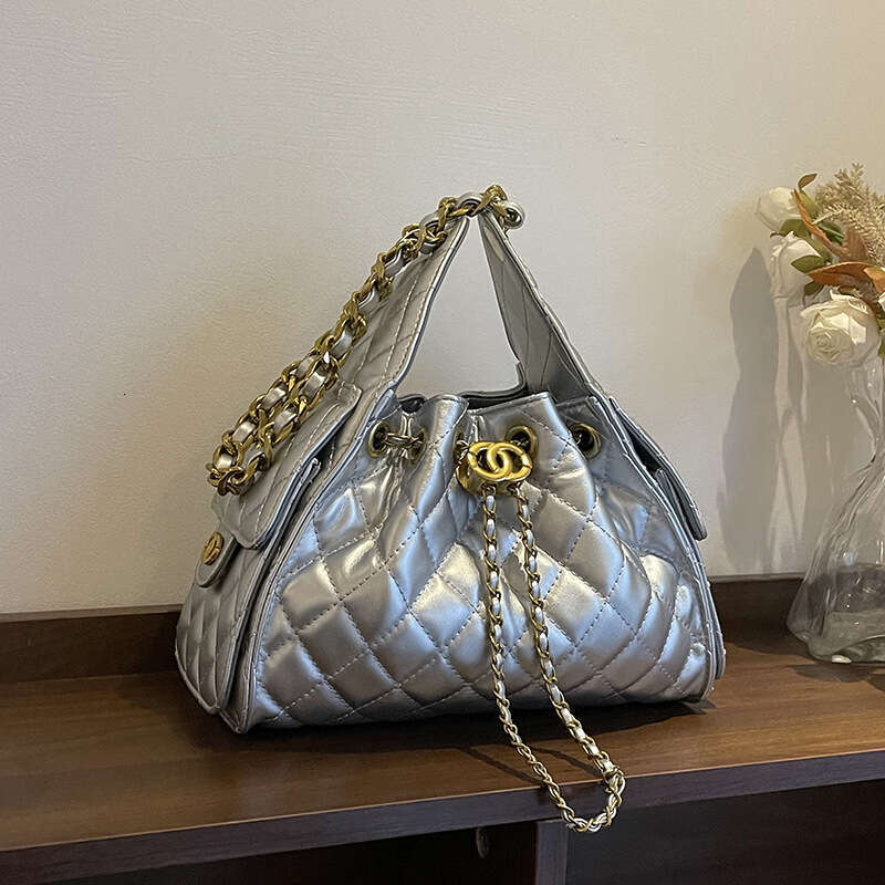 High-End Commuter Shoulder Underarm for Women 2025 New Large Capacity Quilted Bucket Fashion Tote Bag