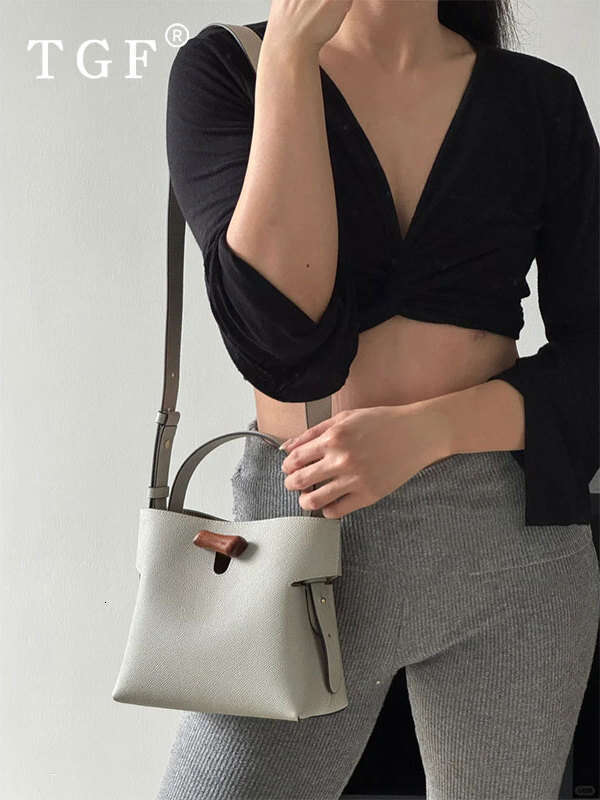 Palm Print Handbag for Women New Light Luxury Niche Design Fashion Commuter Versatile Shoulder Bucket Bag