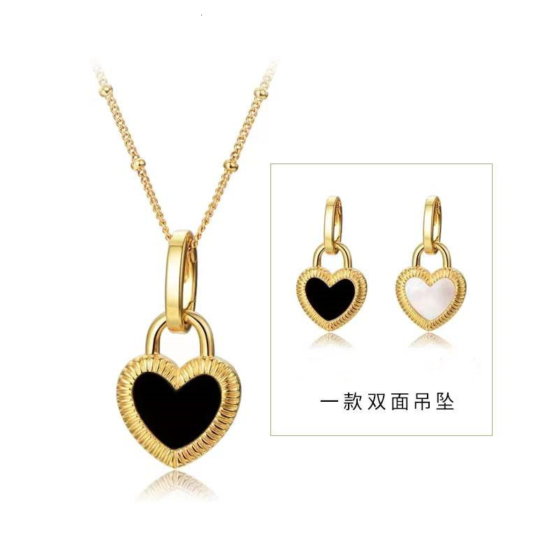 Fashion Simple Style Black and White Mother-of-Pearl Double-Sided Heart Necklace for Women Elegant High-End Versatile Clavicle Chain