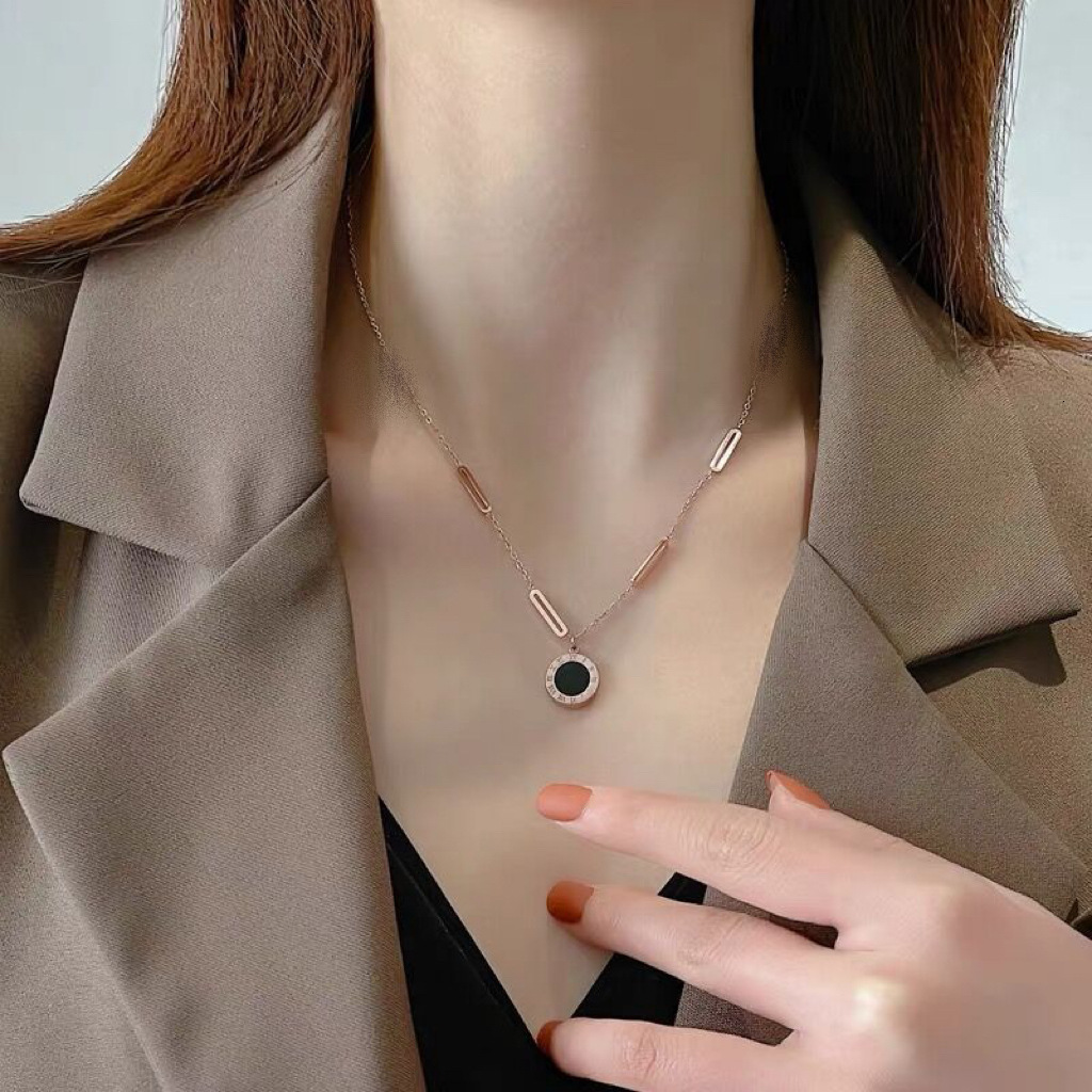 Light Double-Sided Roman Black and White Shell Necklace for Women, High-End Versatile Fashionable Titanium Steel Non-Fading Jewelry