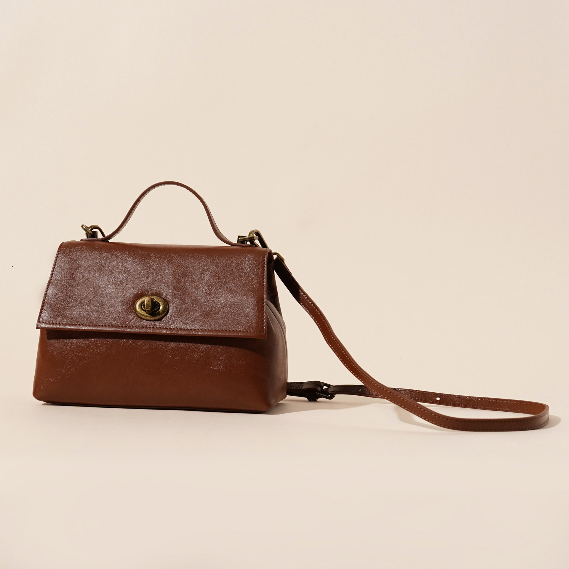 Women's Fashionable Leather Shoulder Bag Free Shipping Designer Retro Small Square Bag Flip Cover Mailman Bag Commuter Crossbody Bag Handbag