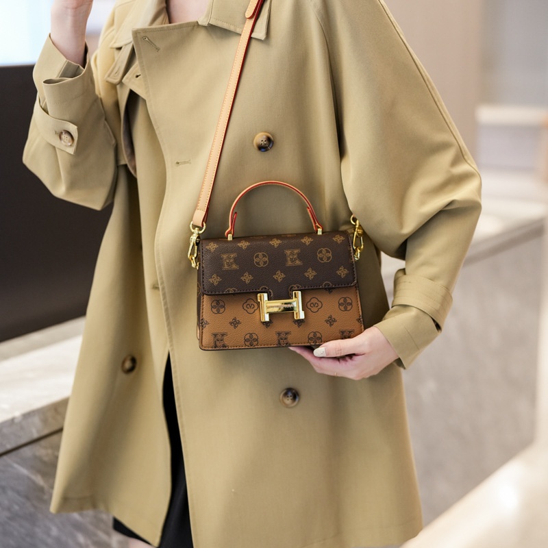 2025 Free Shipping Women's Designer Luxury New Fashionable Retro Small Square Bag Versatile Single Shoulder Crossbody Bag brown white