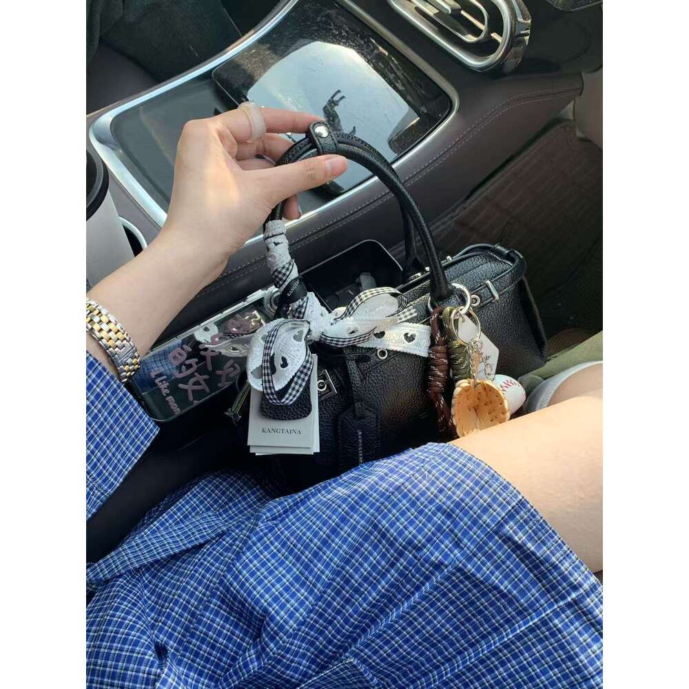 Top Layer Cowhide New Niche Design Texture Horizontal Handheld Baguette Light Luxury Ballet Motorcycle Bag
