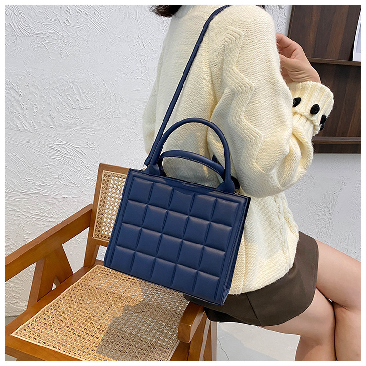 Free Shipping 2025 New Designer Bag Embossed Grid Solid Color Women's Commuting Shoulder Handbag Fashionable High-quality Shopping Bag