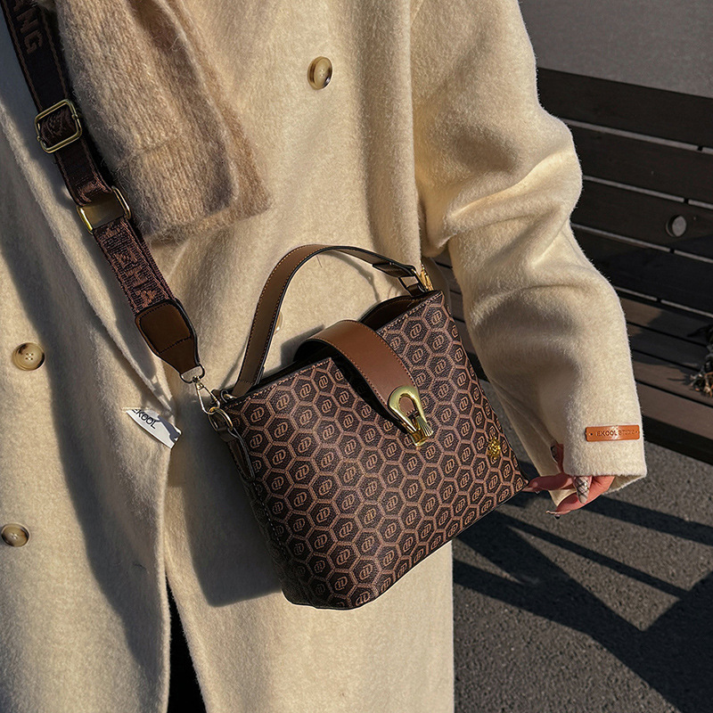 Top brand high-quality new free designer bag French retro texture bag 2025 new fashionable multifunctional handbag bucket crossbody bag new free desig