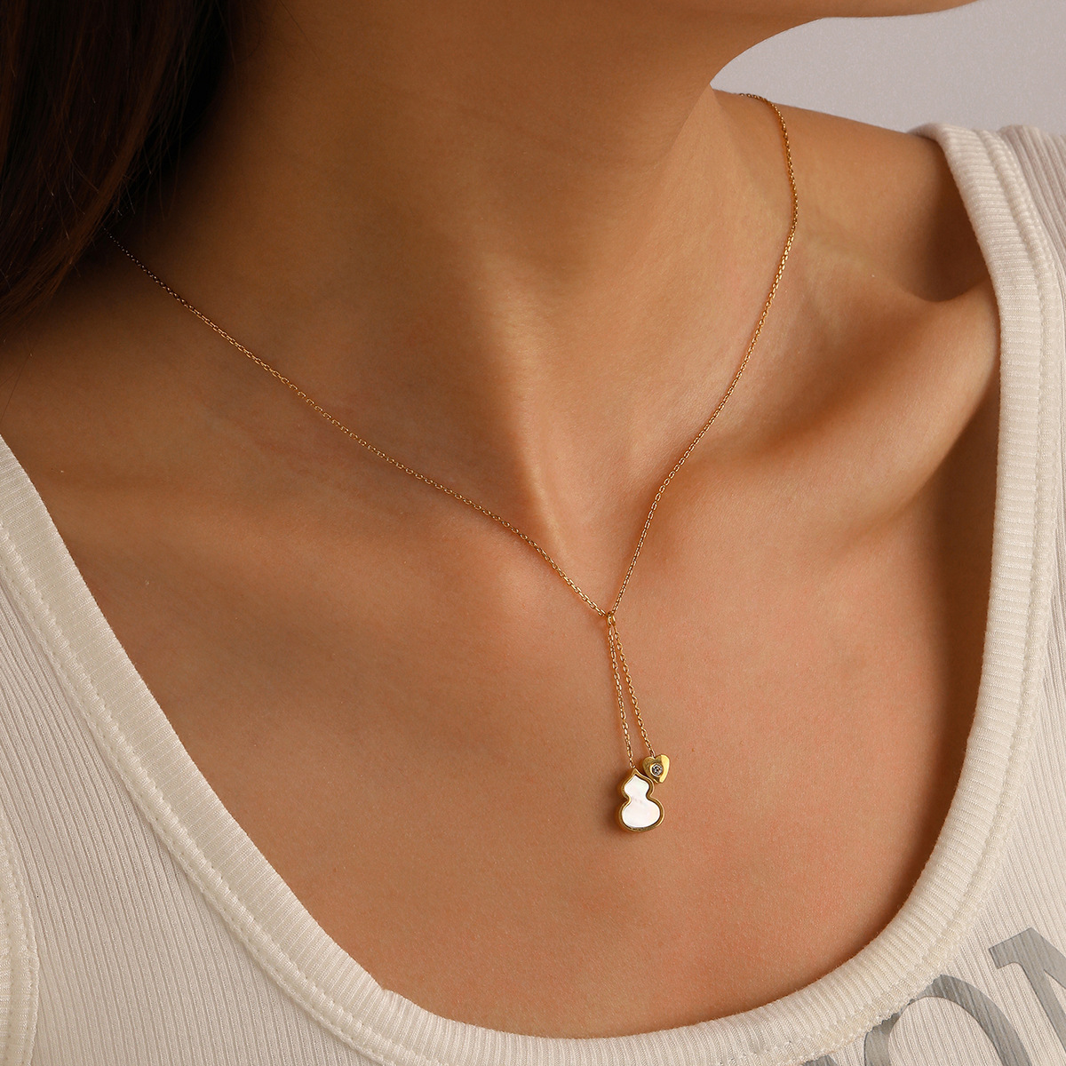 Light Fashion Simple Tassel Inlaid Dia Heart Mother-of-Pearl Gourd Necklace for Women High-End Titanium Steel Jewelry