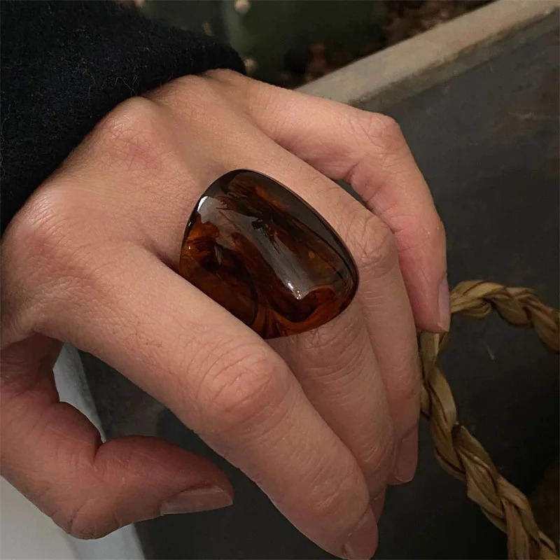 Vintage Trendy Large Finger Rings For Women Exaggerated Amber Color Resin Temperament Geometric Finger Ring Punk Jewelry 250616