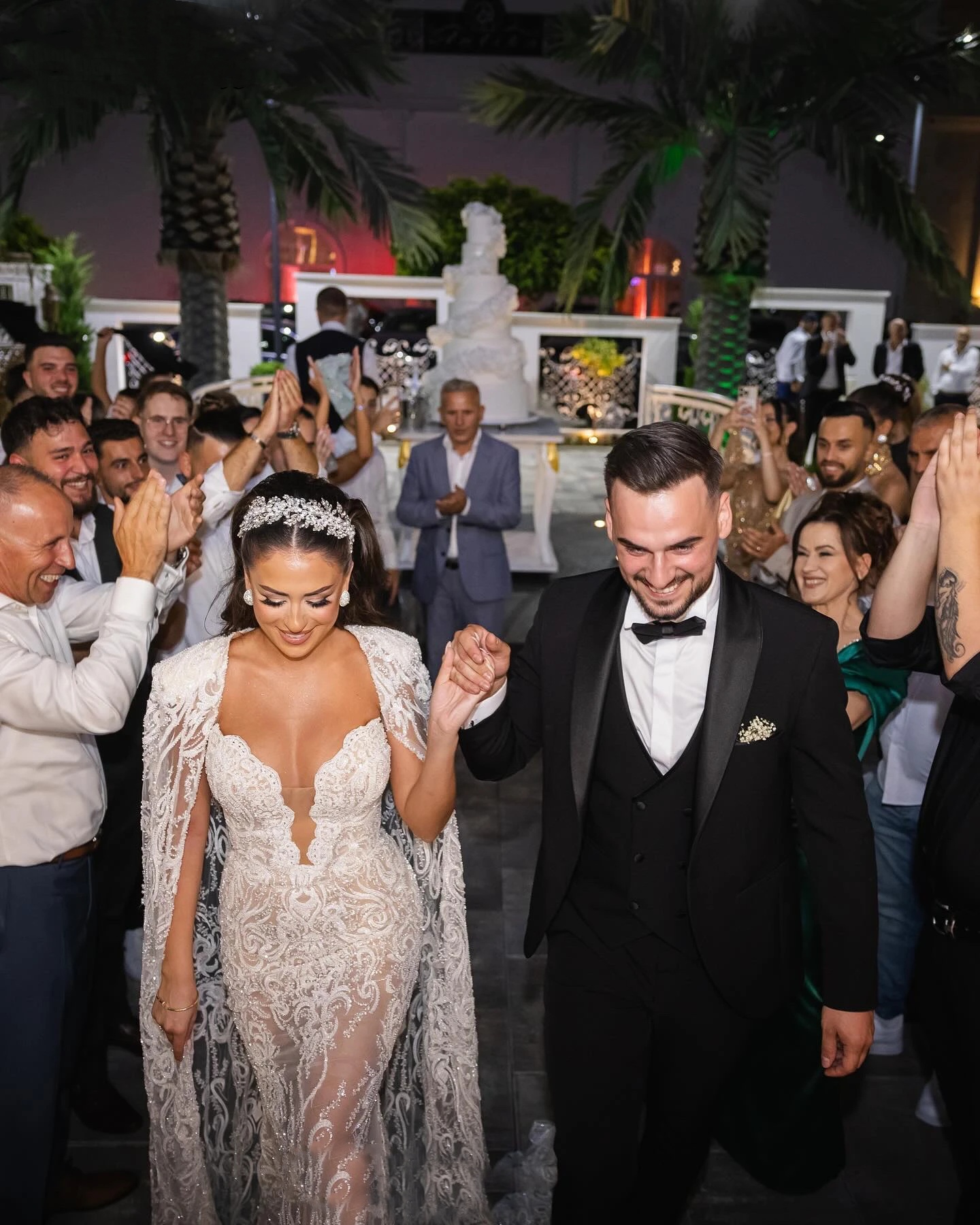 Stylish Wedding Dresses Beading Appliques Bridal Gowns with Cape Strapless Mermaid Sleeveless Customized Bride Vestidos De Novia Plus Size