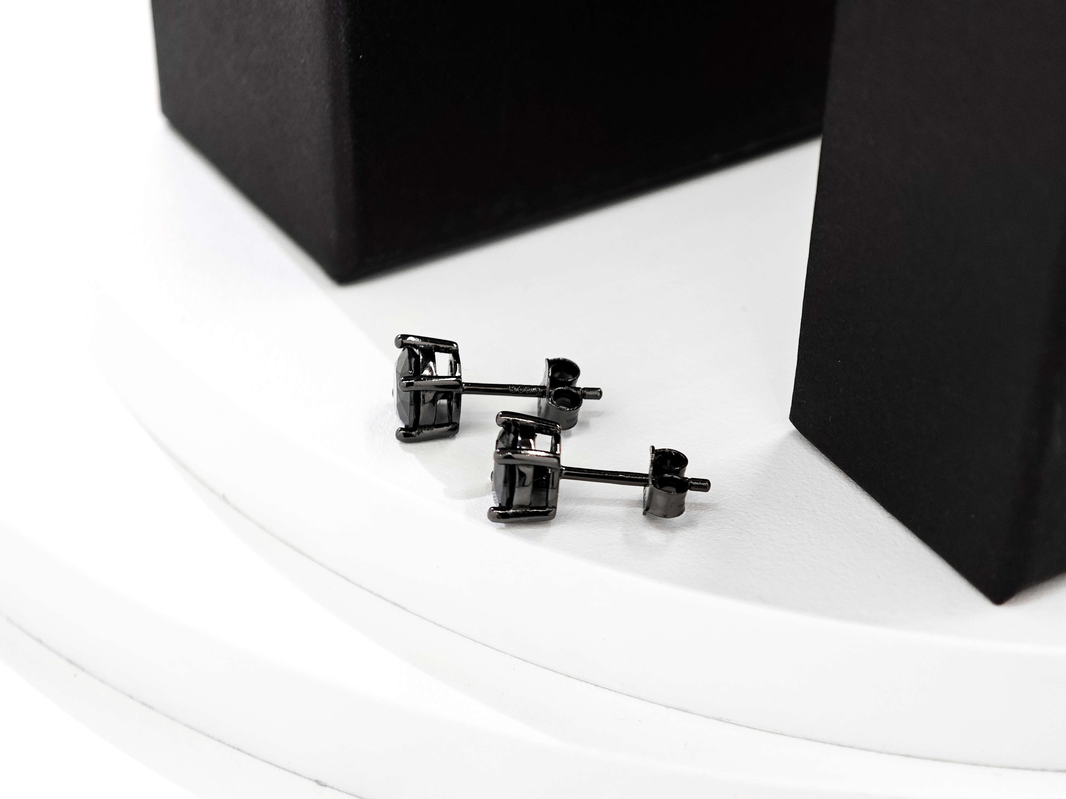 Ruizuan Black Moissanite Earrings 925 Silver Fashion Jewelry Earring Studs Round 1CT 6.5mm Moissanite Earrings Men