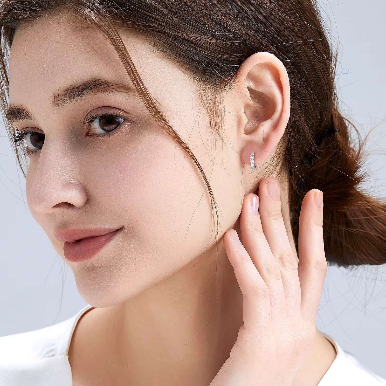 Moissanite D VVS1 925 Sterling Silver Huggie Women Gifts 14K White Gold Plated Lab Created Diamond Hypoallergenic Hoop Earrings
