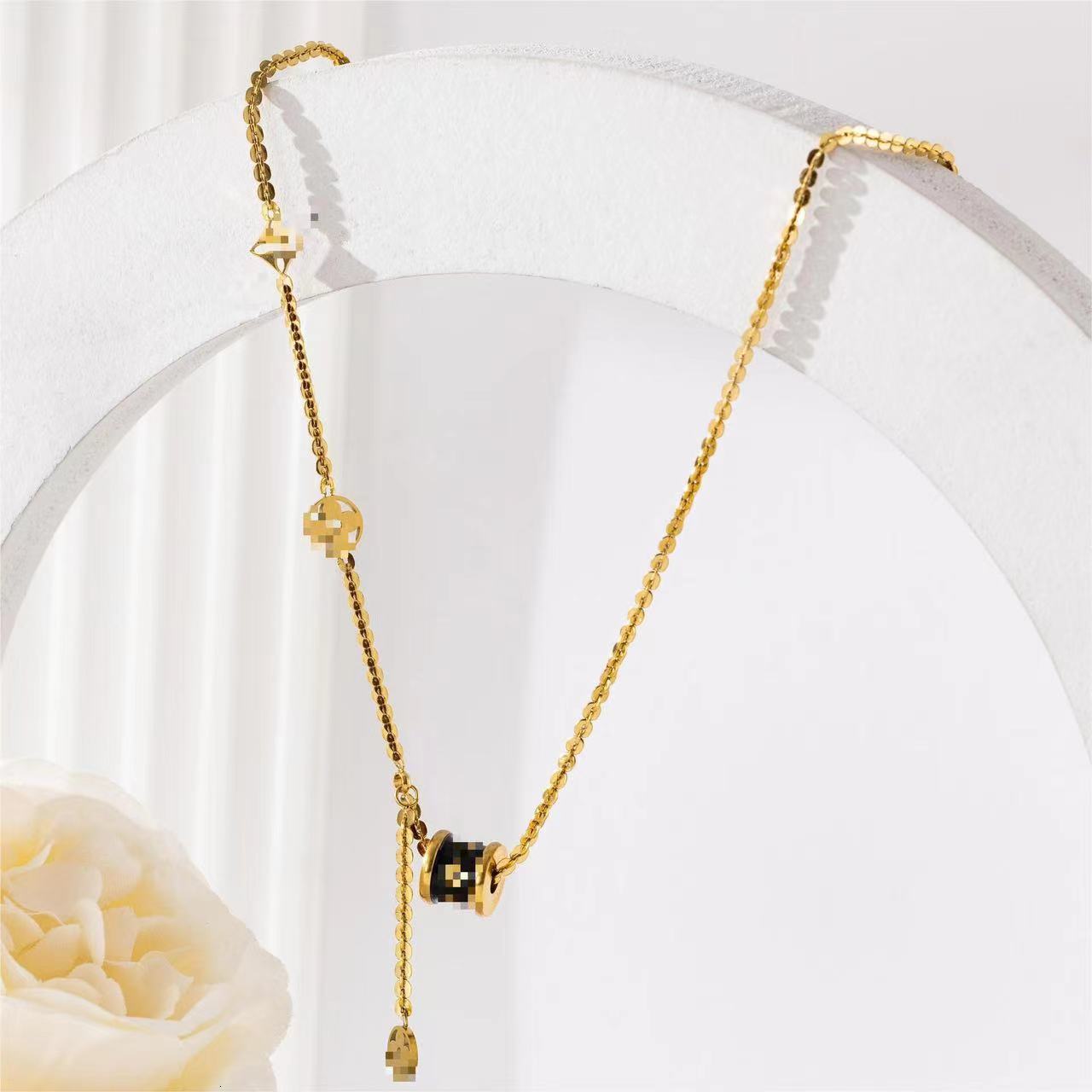 Fashion Light Personality Temperament Hollow Flower Small Waist Necklace for Women High-end Titanium Steel Non-fading Jewelry