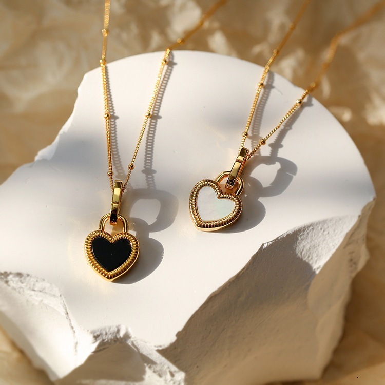 Fashion Simple Style Black and White Mother-of-Pearl Double-Sided Heart Necklace for Women Elegant High-End Versatile Clavicle Chain