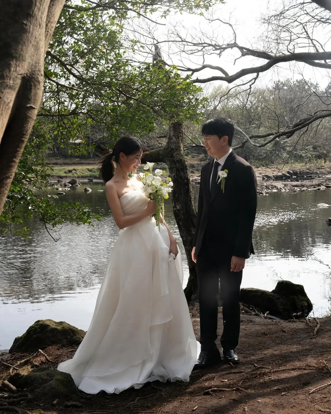Strapless Simple Princess White Wedding Dresses Tulle Sleeveless Ruched Pretty Bride Gowns Plus Size Floor Length Custom Made Color/Size