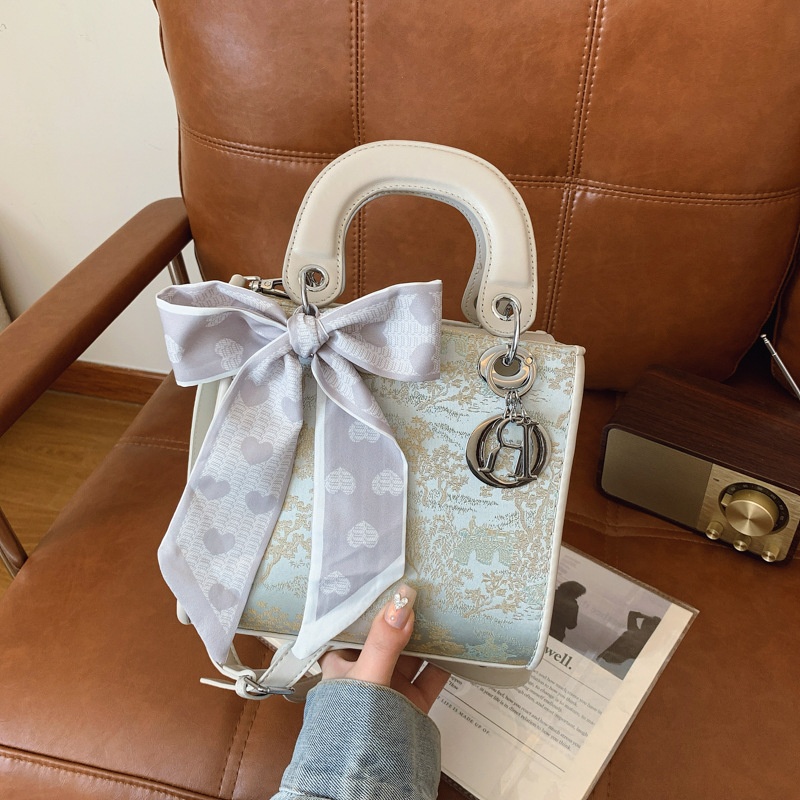 2025 Free Shipping Women's Designer Embroidery Handheld Concubine Single Shoulder Crossbody Bag pink