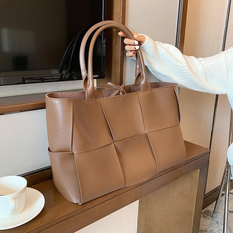 Top Brand High New 2025 New Trendy Fashion Single Shoulder Bag Handheld Woven Tote Bag Celebrity Niche Designer Large Capacity Bag New Free Delivery D