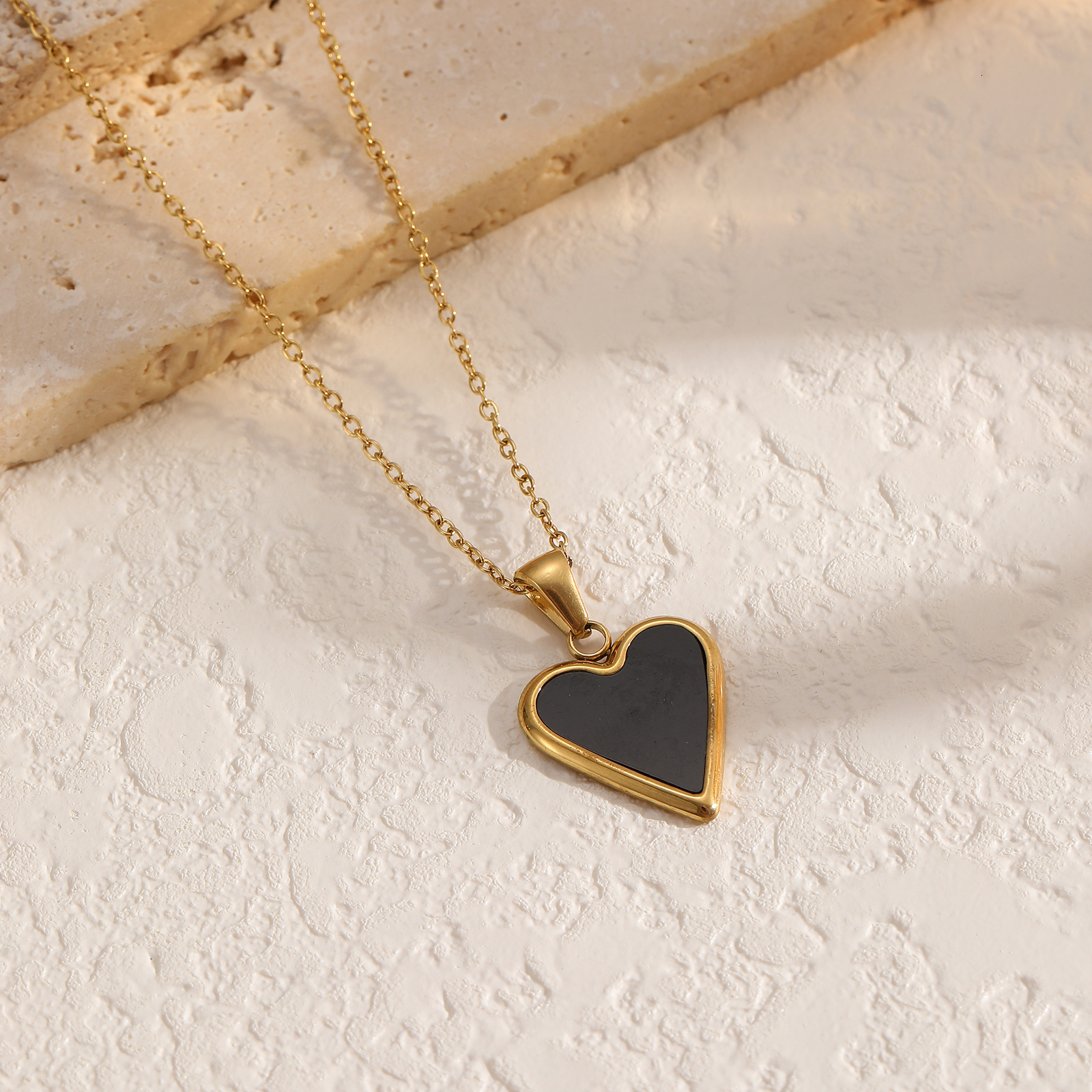 New Fashion Shell Necklace Internet Celebrity Ins Gold-Plated Clavicle Chain Black and White Mother-of-Pearl Heart Pendant