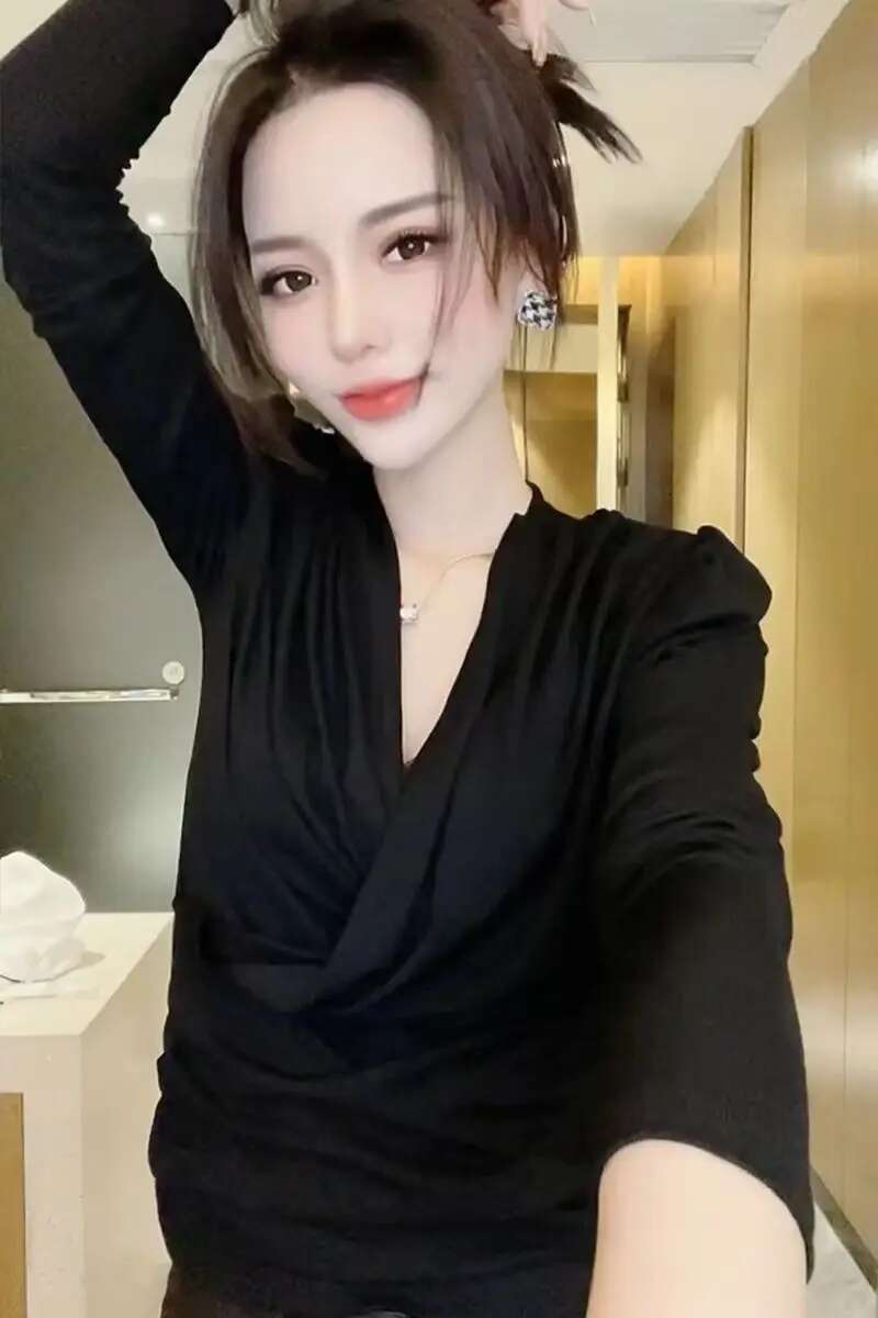 V Neck Tshirt 2025 Women Brown Woman T-shirt Slim Sexy Top for One Piece Kpop New Clothing in Goth Causal Sale with Sleeves Tee