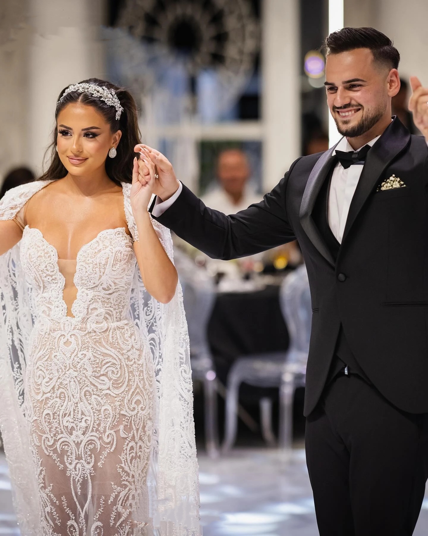 Stylish Wedding Dresses Beading Appliques Bridal Gowns with Cape Strapless Mermaid Sleeveless Customized Bride Vestidos De Novia Plus Size