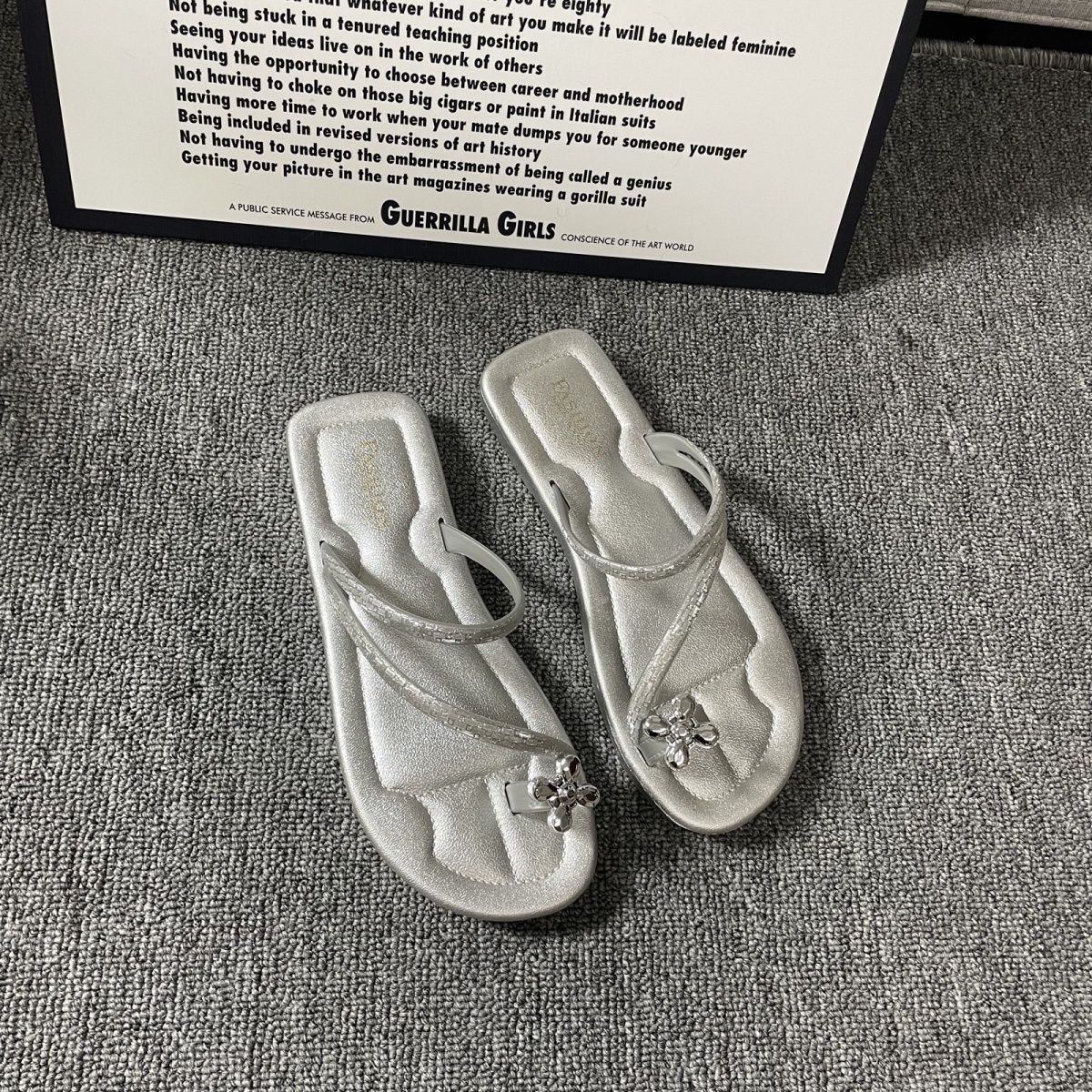 Flat bottomed French women's sandals new summer soft soled shoes designer sandals rhinestone beach women's sandals designer sandals