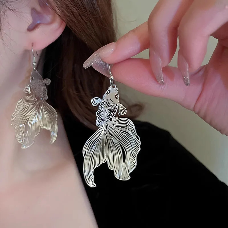 Vintage Creative Double Sided Hollow Goldfish Earrings Chinese Style Exaggerated Paint Koi Metal Cold Wind Ear Hook 250610