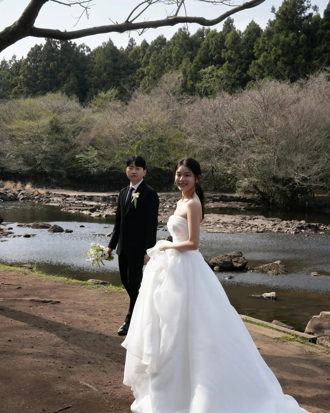 Strapless Simple Princess White Wedding Dresses Tulle Sleeveless Ruched Pretty Bride Gowns Plus Size Floor Length Custom Made Color/Size