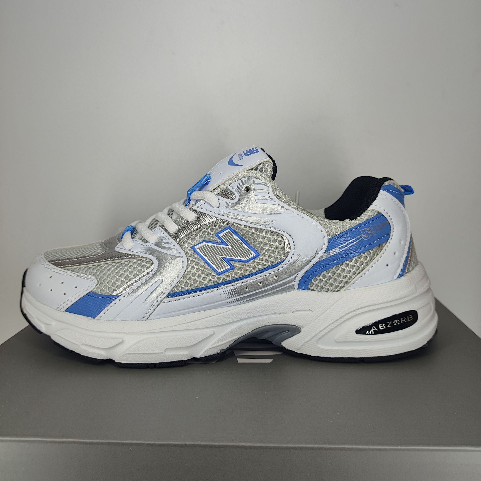 Breathable mesh casual shoes with lightweight body and cushioned sole for comfortable walking without stuffiness, simple low cut design that fits the 