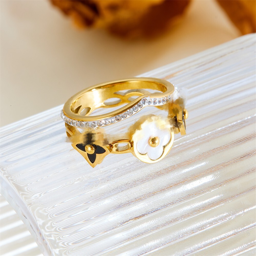 Fashionable Light Luxury Style Diamond-Encrusted Mother-of-Pearl Flower for Women, Elegant High-End, Versatile and Non-Fading Ring