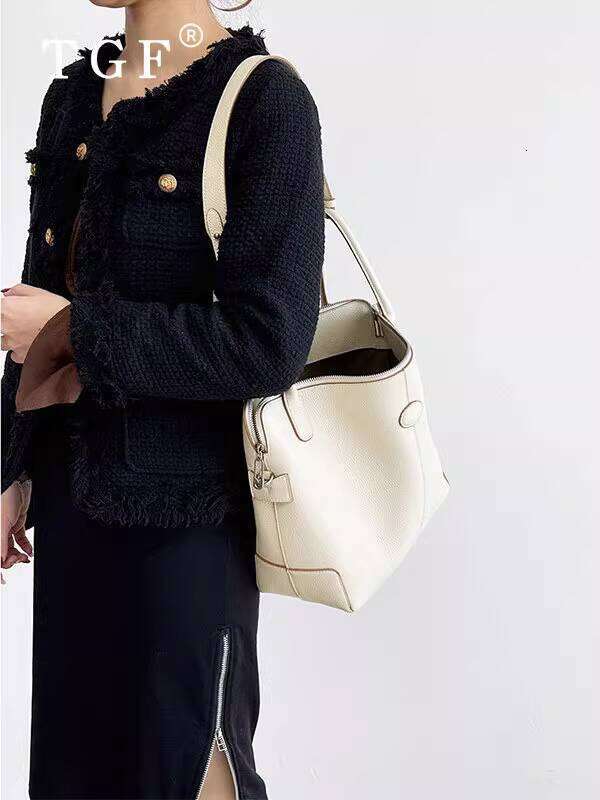 Handheld Tote for Women New Light Luxury Niche High end Fashion Commuter Versatile Crossbody Bucket Bag