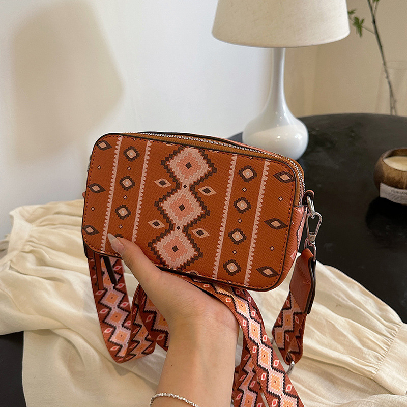 Free Shipping 2025 New Designer Bag Fashionable And High-quality Shopping Bag Retro Embroidery Multifunctional Women's Handbag High-end Small Squ