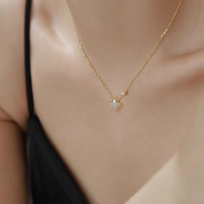 Fashionable High-End Pendant Necklace for Women, Square Gold Light , Elegant and Non-Fading