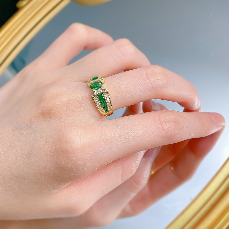 2025 Choucog Wedding Rings Luxury Jewelry Pure 100% 925 Sterling Silver 18K Gold Oval Cut Emerald Moissanite Diamond Party Eterinity Court Ladt Ring N