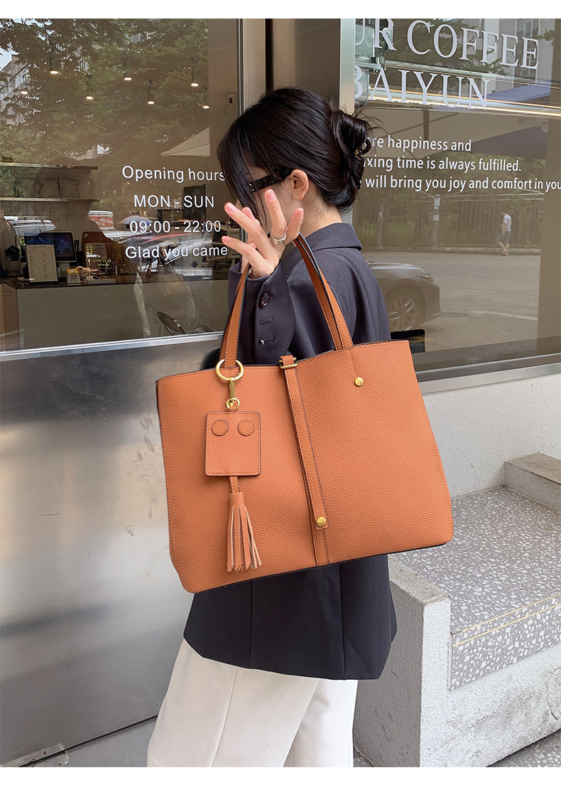 Free Shipping 2025 New Designer Bag Fashionable And High-quality Shopping Bag Leather And Cowhide Handbag Commuting Large Capacity Bucket Bag