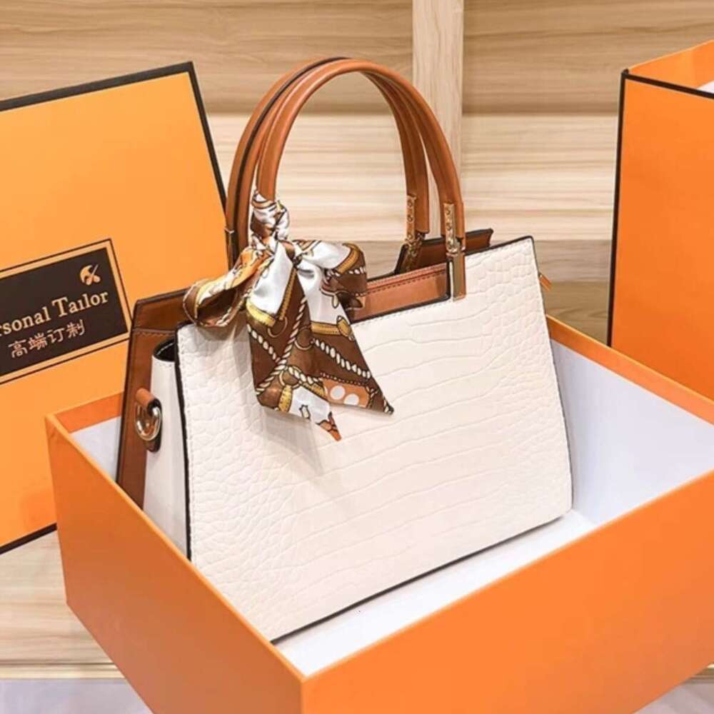 Free shipping fashion designer bag Luxury Handbag New Crossbody Large Capacity Elegant Middle aged Women for Mom Birthday Gift Wedding Bag Handbags to