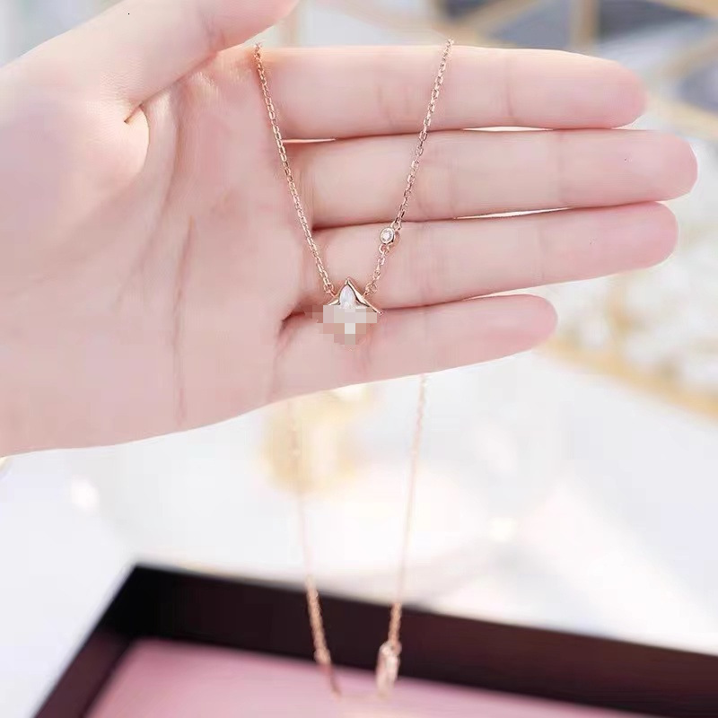 Fashionable High-End Pendant Necklace for Women, Square Gold Light , Elegant and Non-Fading
