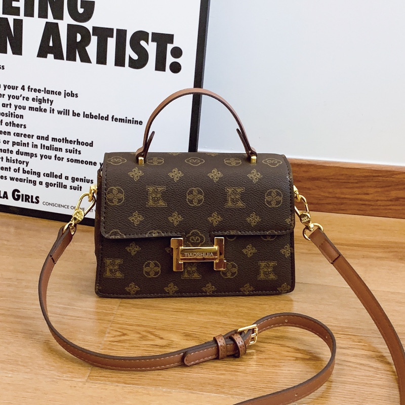 2025 Free Shipping Women's Designer Luxury New Fashionable Retro Small Square Bag Versatile Single Shoulder Crossbody Bag brown white