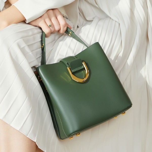 Free Shipping Designer Bucket Bag Shoulder Bag New Trendy Fashion Handbag Versatile Large Capacity Commuting Crossbody Bag For Women