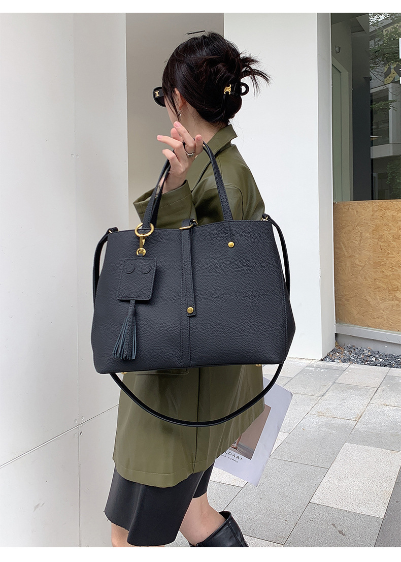 Free Shipping 2025 New Designer Bag Fashionable And High-quality Shopping Bag Leather And Cowhide Handbag Commuting Large Capacity Bucket Bag