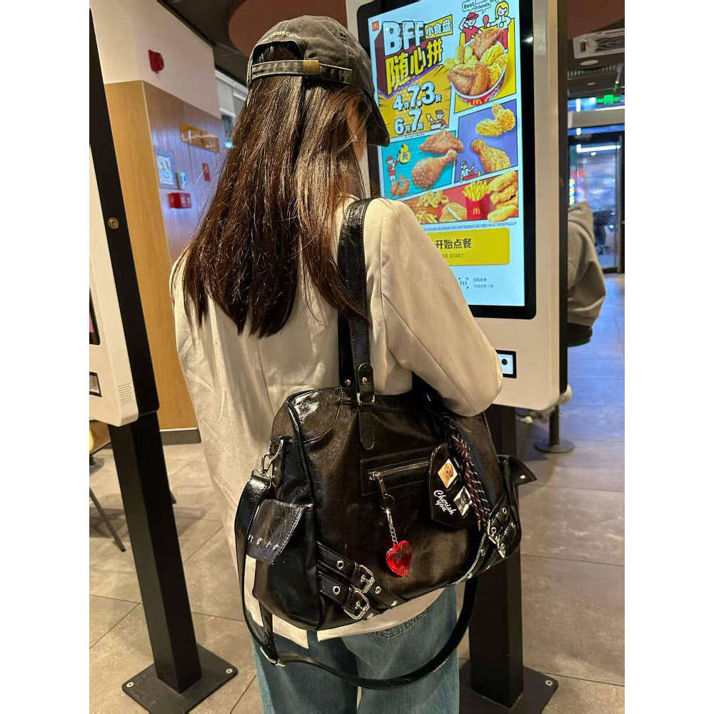 New Korean Style Casual Versatile Drawstring Large Capacity Single Shoulder Crossbody Motorcycle Tote Bag with Rivets for Commuting