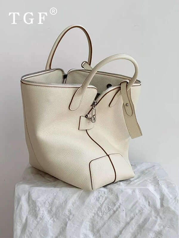 Handheld Tote for Women New Light Luxury Niche High end Fashion Commuter Versatile Crossbody Bucket Bag